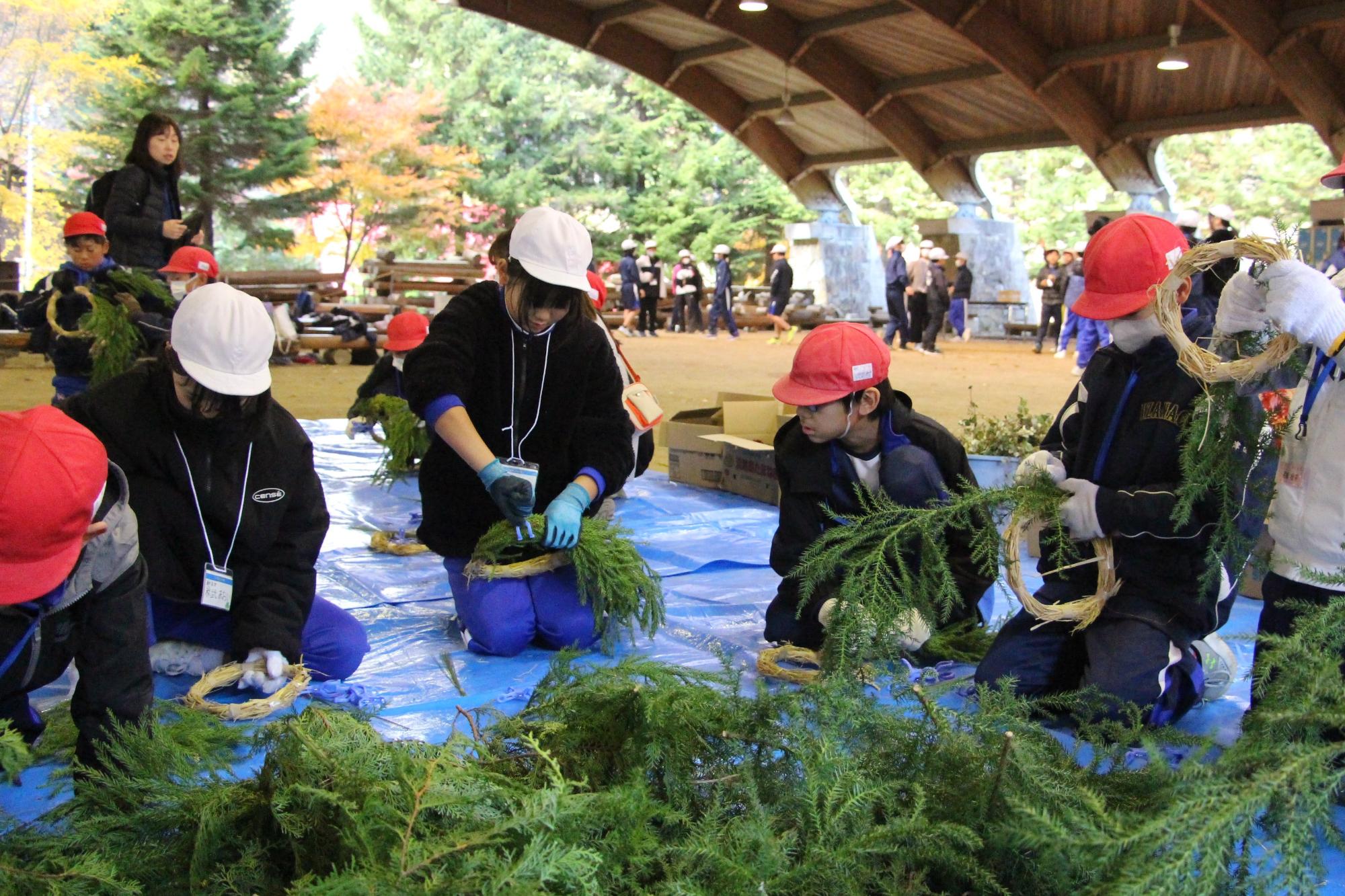 リースを作っている様子
