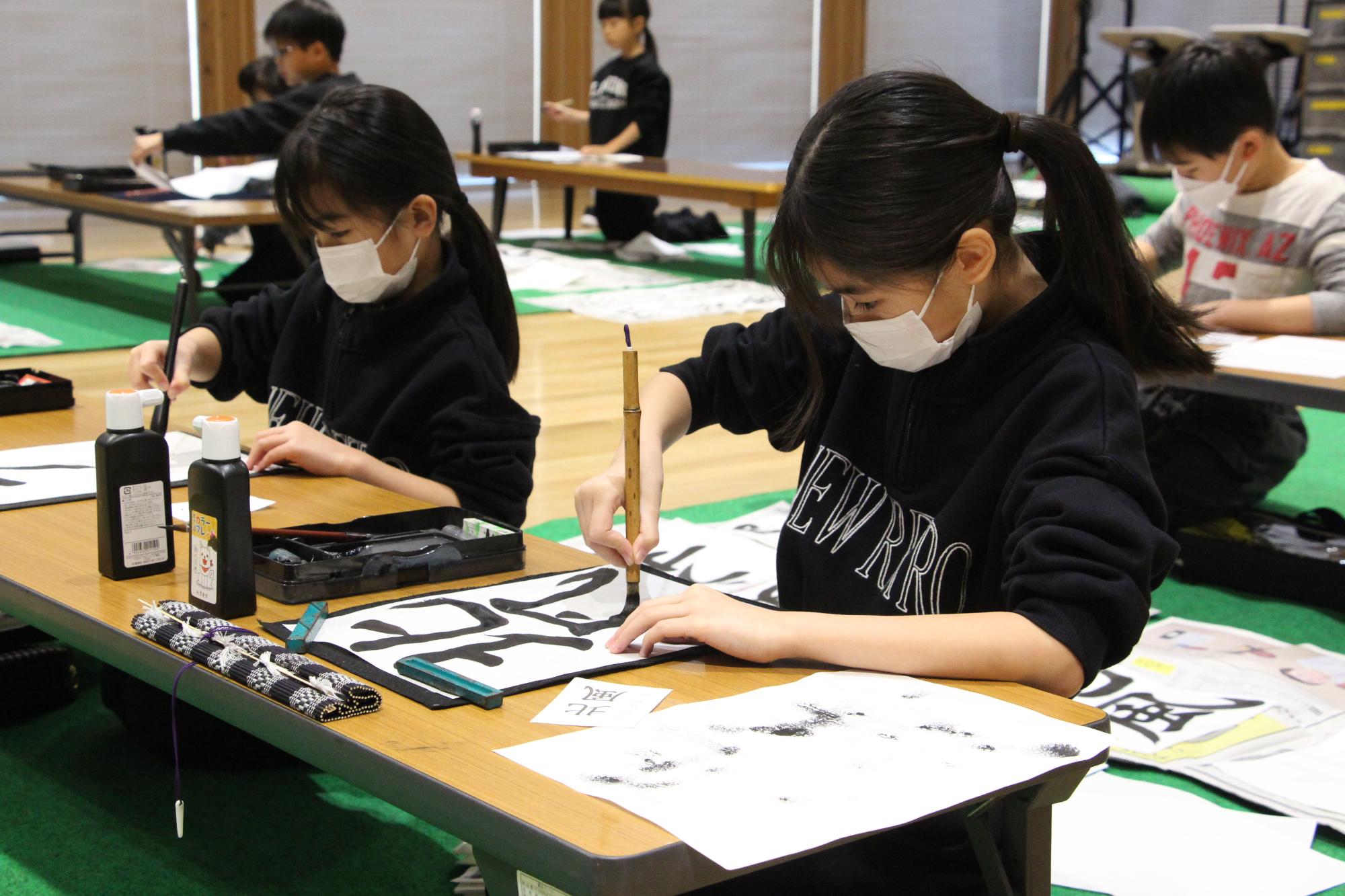 小学4年生が「北風」と書いている様子