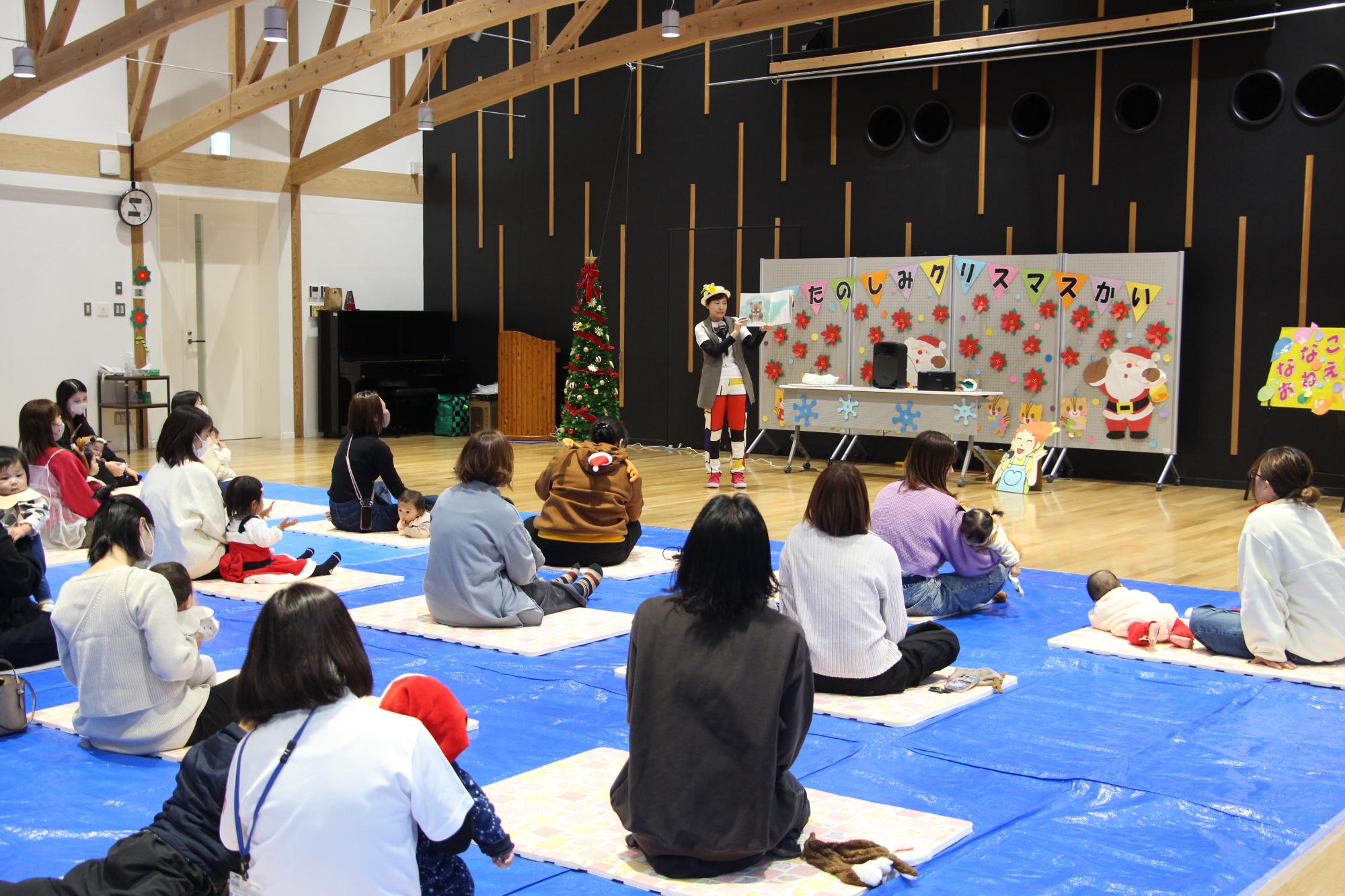 ななこおねえさんが子どもたちに本を読んでいる様子