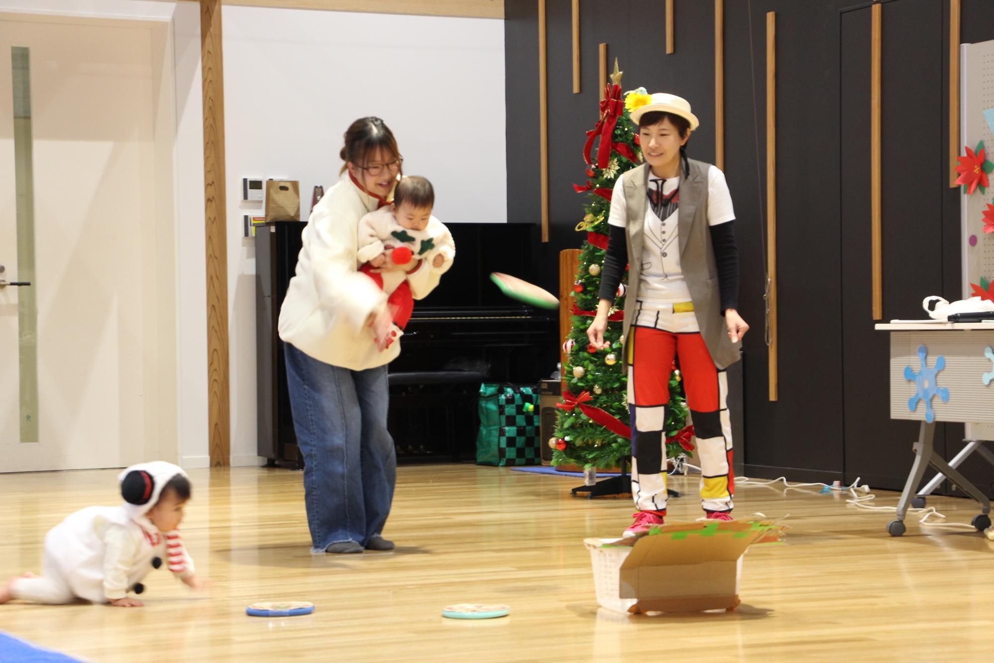 親子でかご入れゲームをしている様子