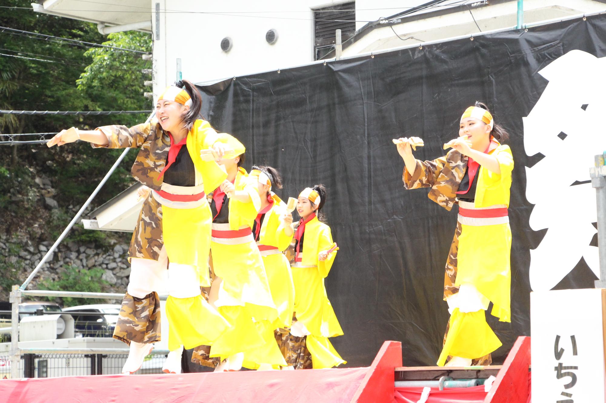 姫路市や宍粟市を拠点に活動するよさこいグループ「いちえもん」がステージでよさこいパフォーマンスを披露している写真