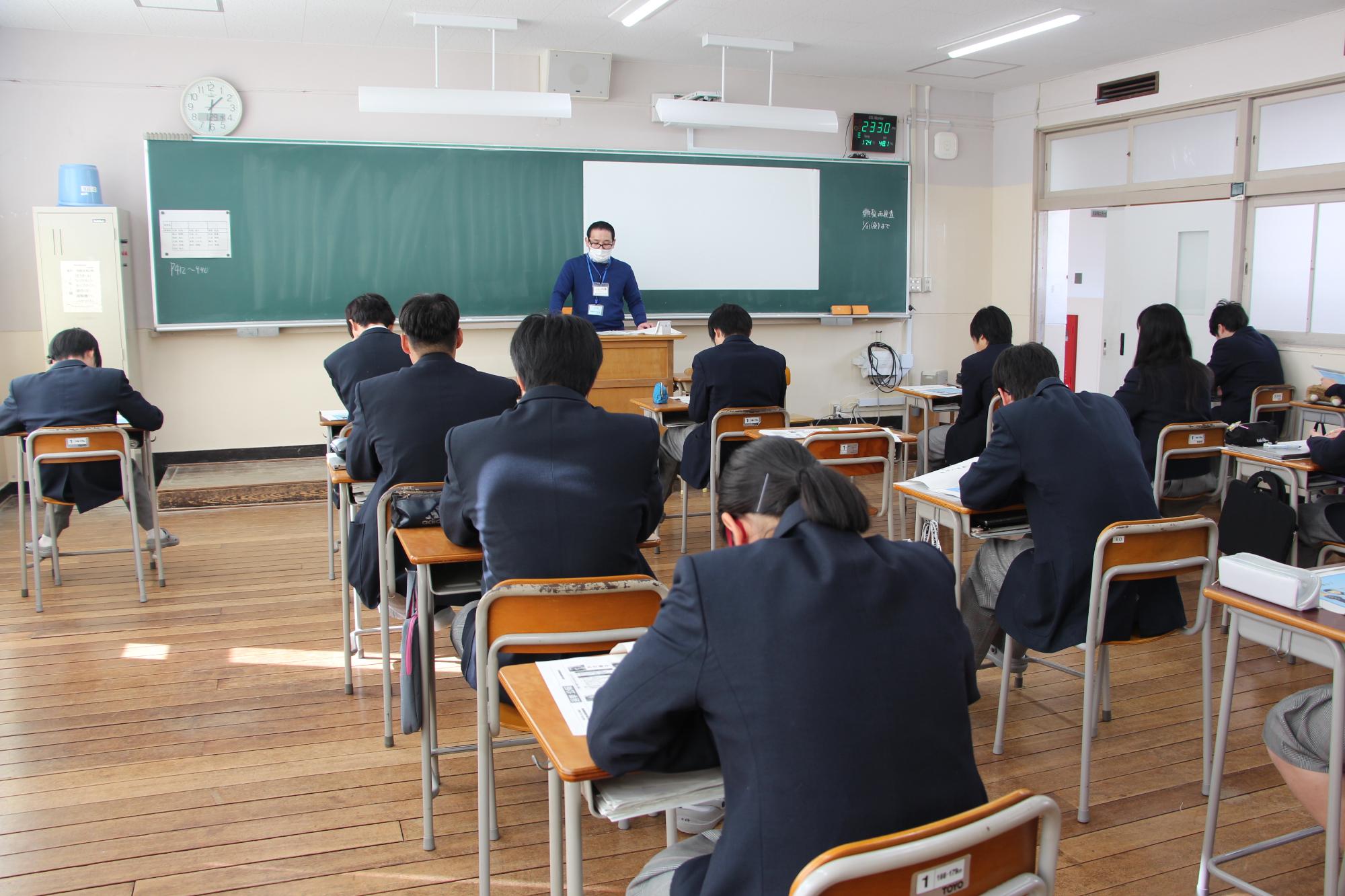教室で生徒らが選挙について講義を受けている写真