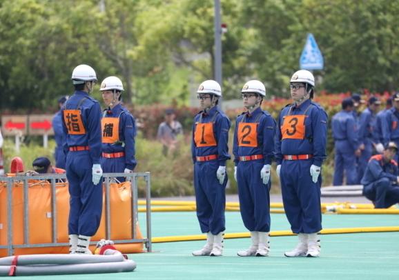第27回西播磨消防操法大会でゼッケンをつけて整列する団員の写真