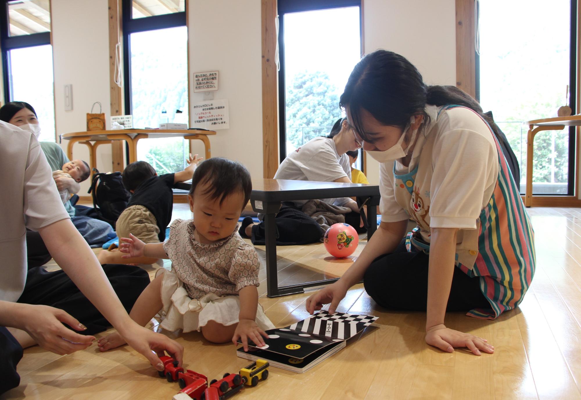 赤ちゃんと看護学生が遊ぶ様子