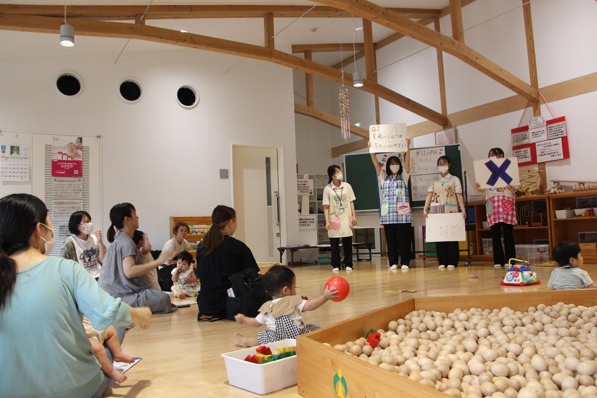 熱中症に関するクイズをしている様子