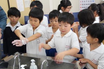 子どもたちが手洗いを正しく行っている写真