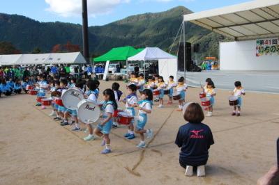 子どもたちによる鼓笛隊の演奏の写真