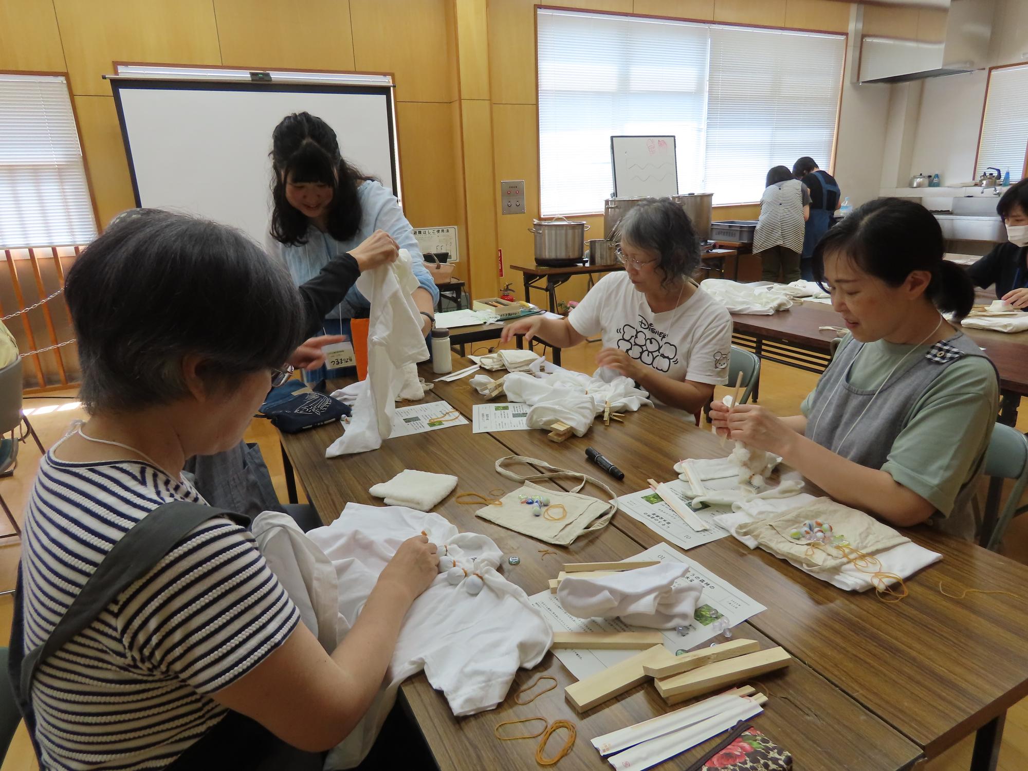 染める前にタコ糸やビー玉で模様を作っている様子