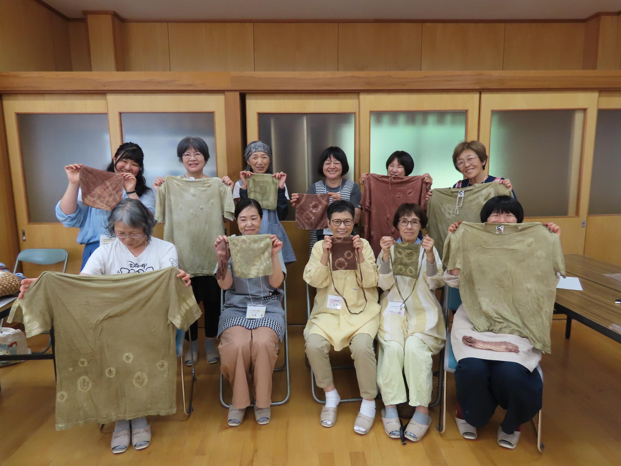 オリジナルの草木染作品とともに集合写真