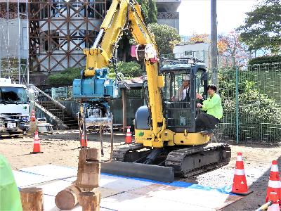 はたらくくるまコーナーでグラップルの乗車体験をする様子