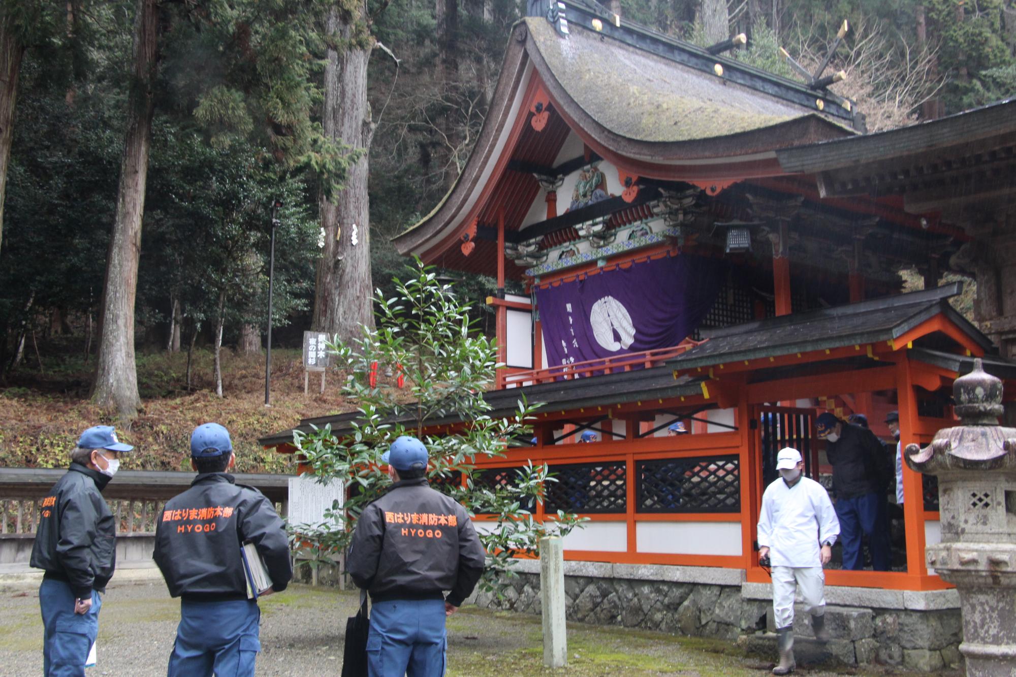 御形神社の本殿を査察する消防署職員の写真