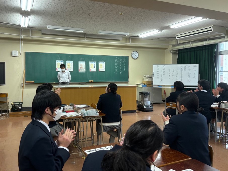 選出された生徒が演説している様子