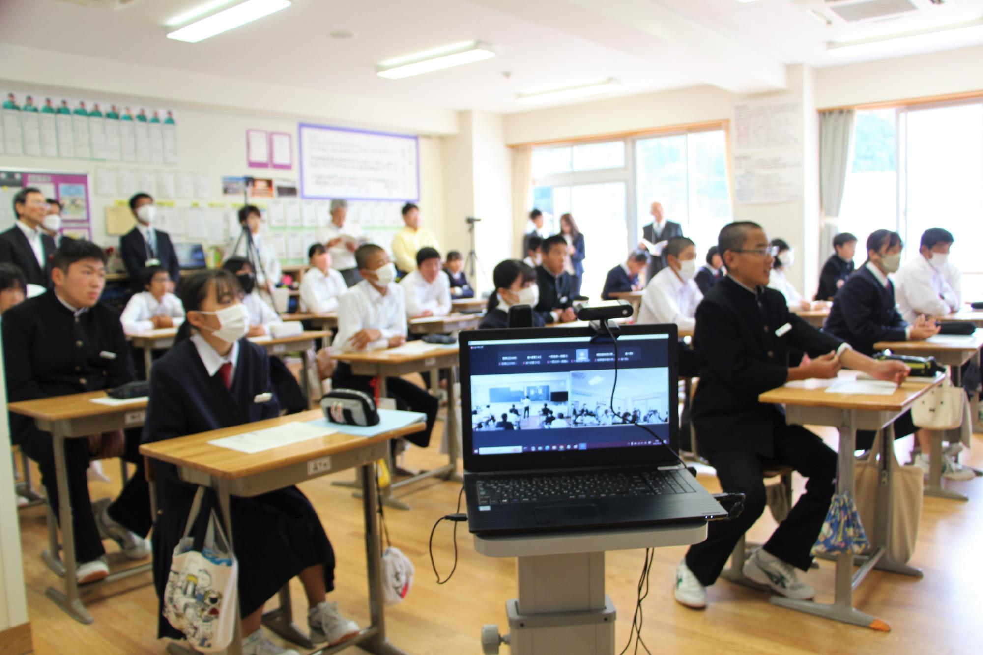 一宮北中学校で教室にオンライン配信するためのパソコンを置いて授業が行われている写真