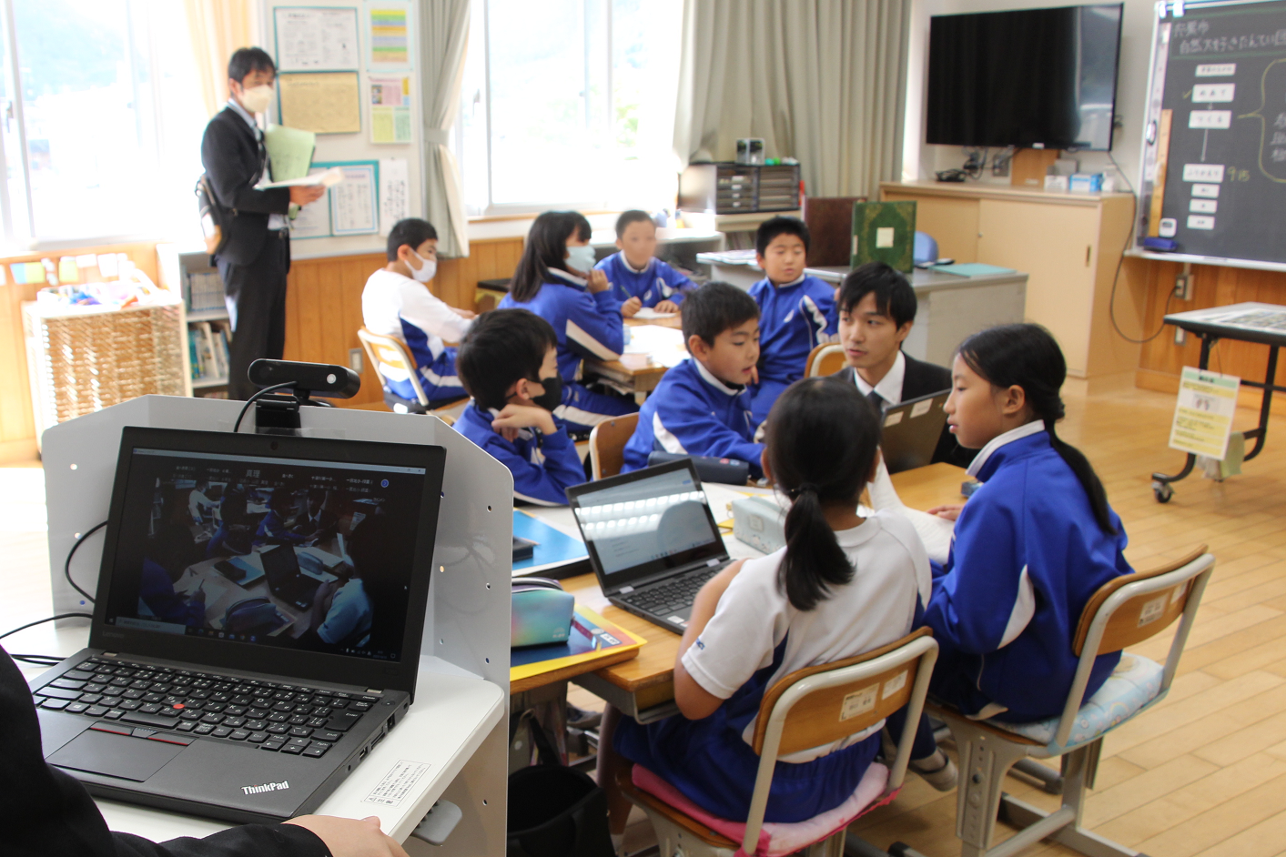 一宮北小学校で教室にオンライン配信するためのパソコンを置いて授業が行われている写真