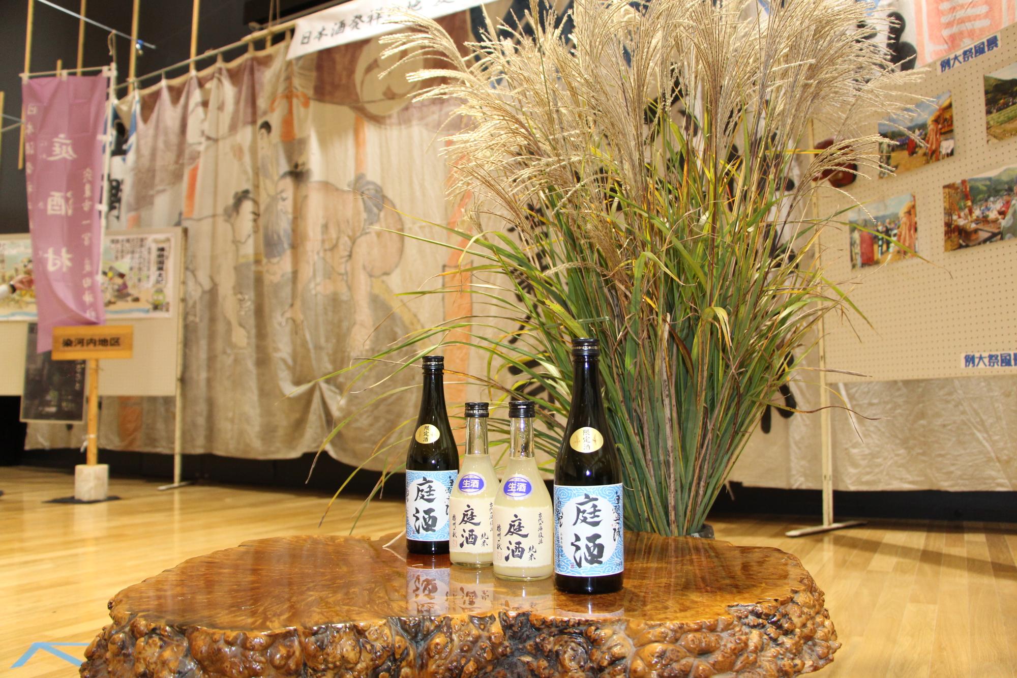 染河内地区の展示品で、飾り幕や日本酒が展示されています。
