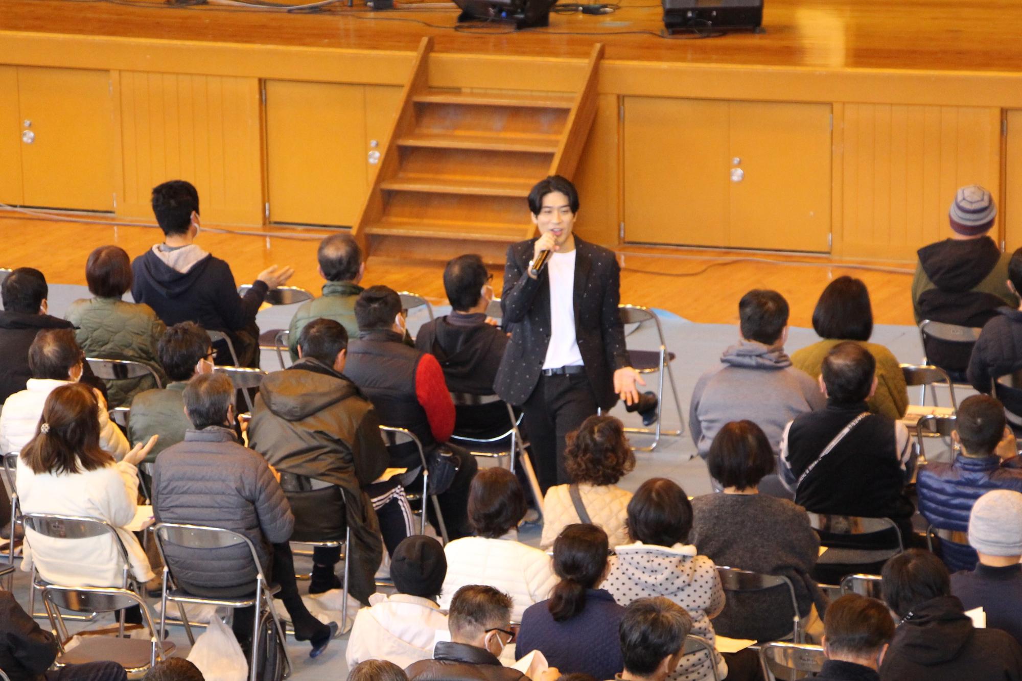 大野さんが会場を歩きながら歌っている様子