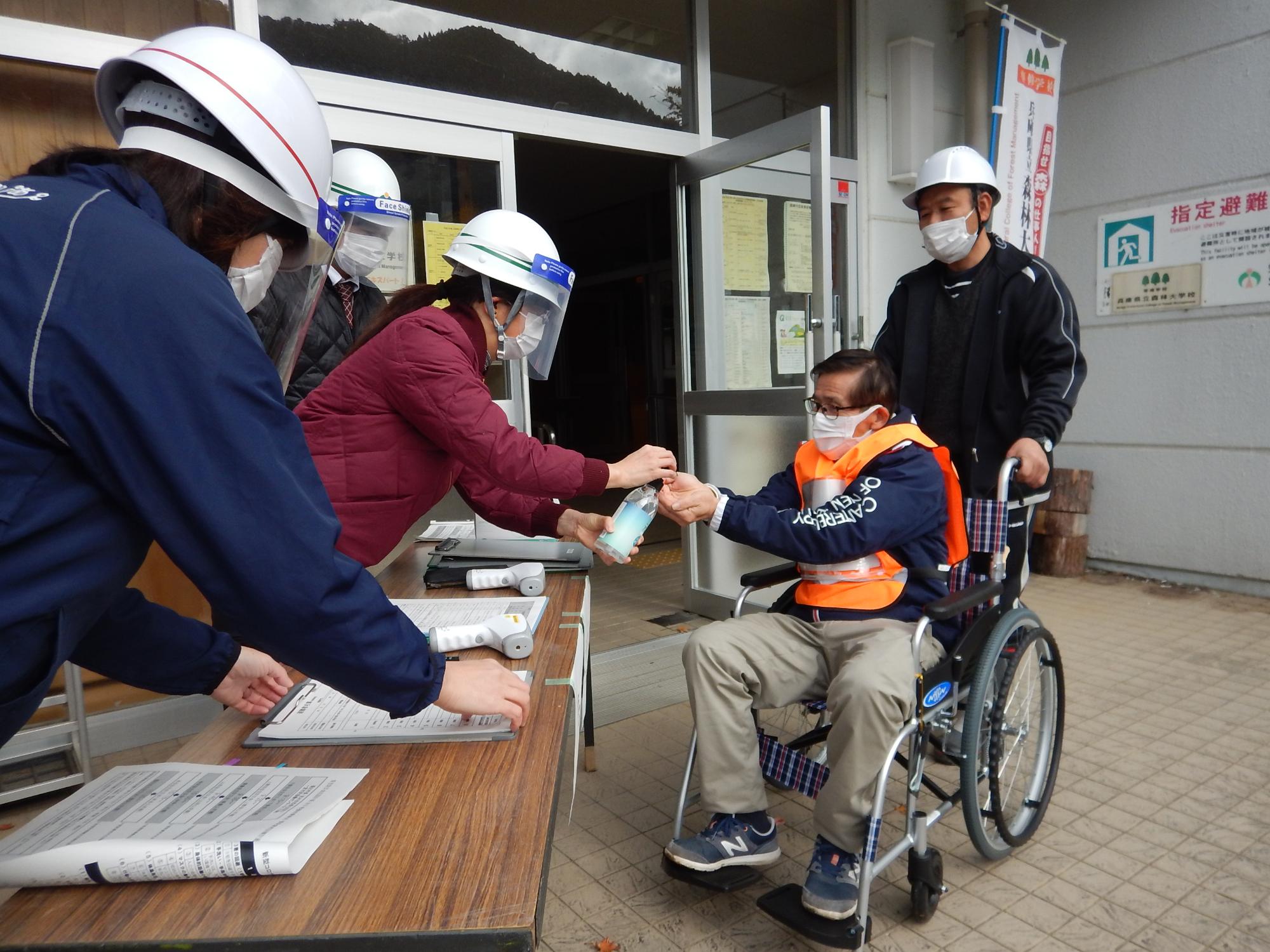 車いすで避難している写真