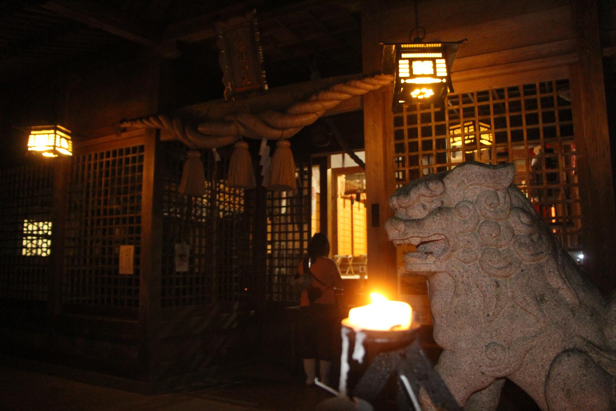 油万燈祭の日に庭田神社を参拝する地元住民の写真