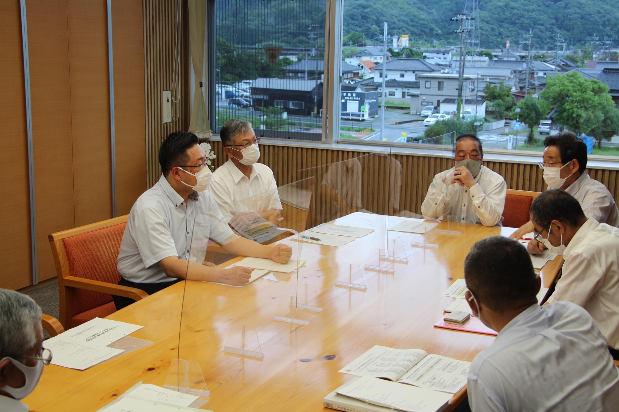 再構築検討委員長が市長に提言している写真