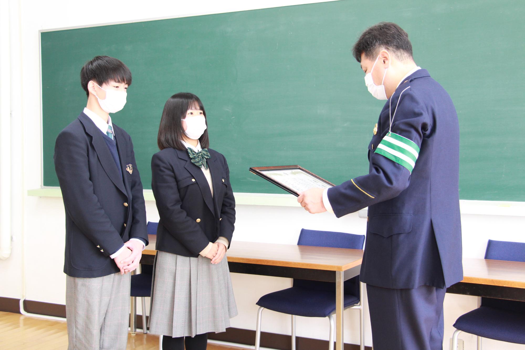 兵庫県警察から表彰状を授与される伊和高校の生徒ら