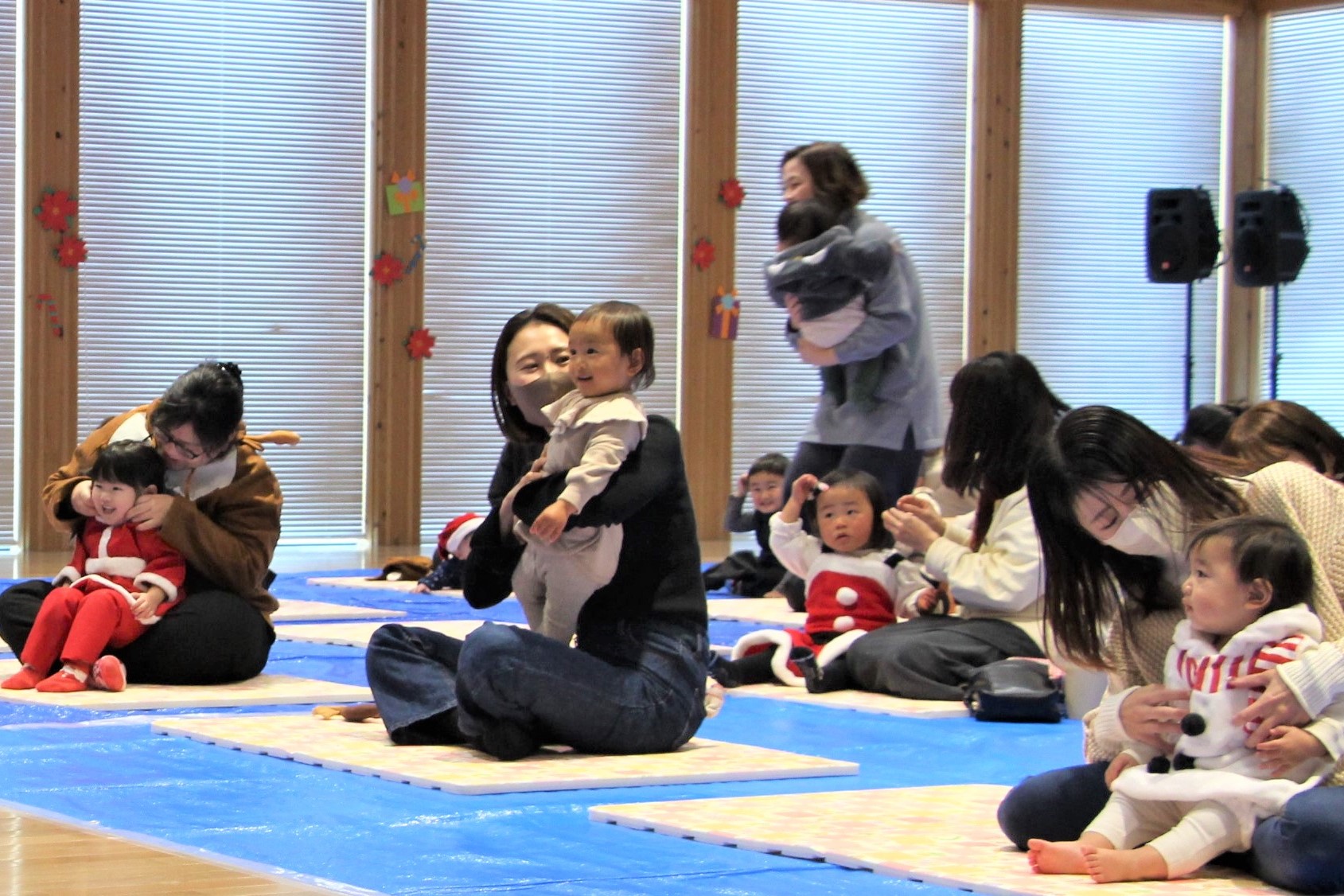 クリスマスの装いで参加した子どもとお母さん