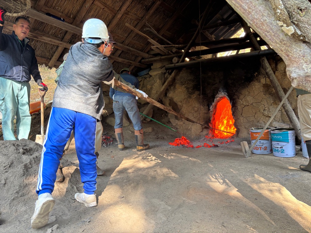 児童が炭を出している様子