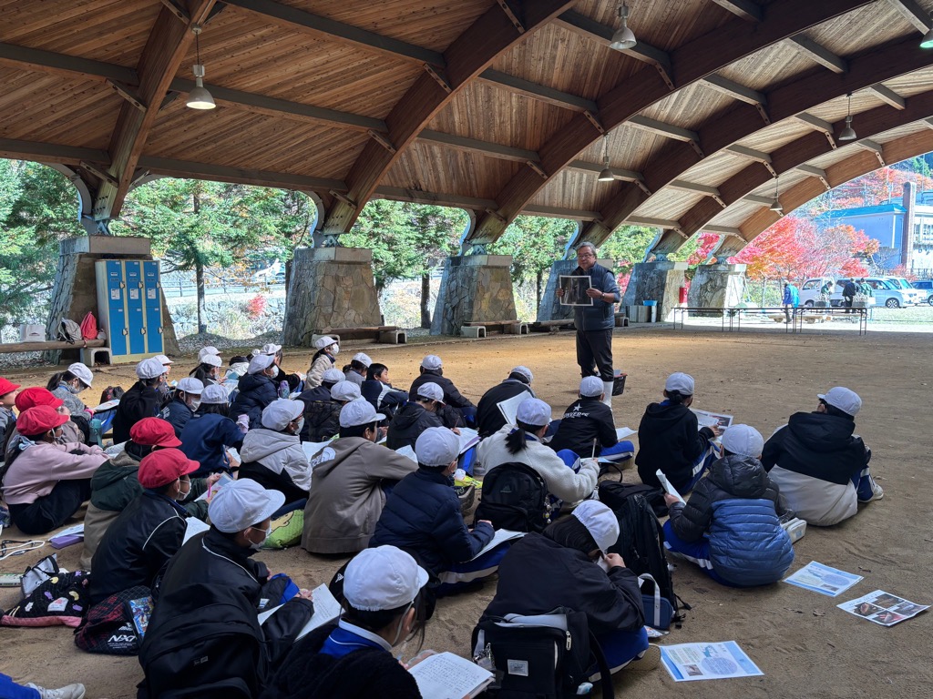 児童たちが川や魚について学んでいる様子