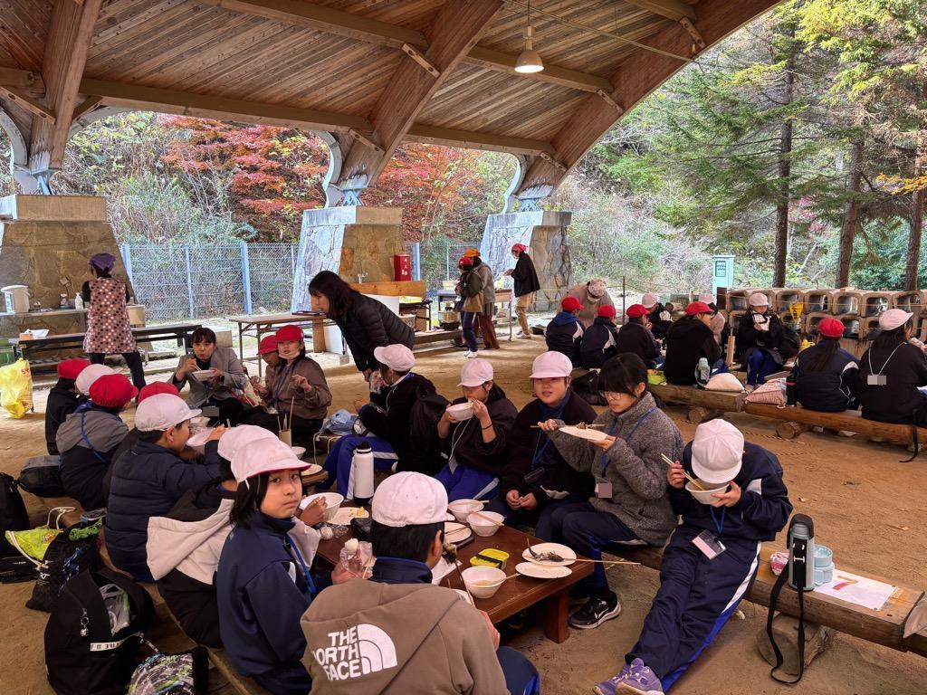 みんなで昼食を食べている様子