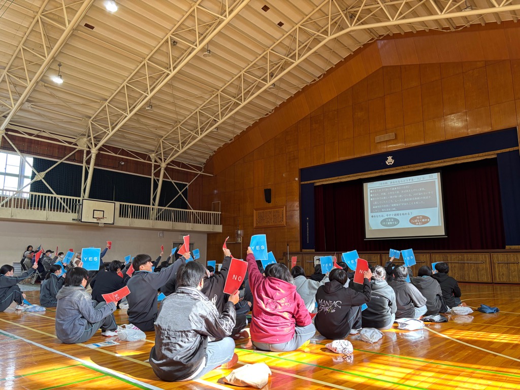 災害時の行動についてクイズをしている様子