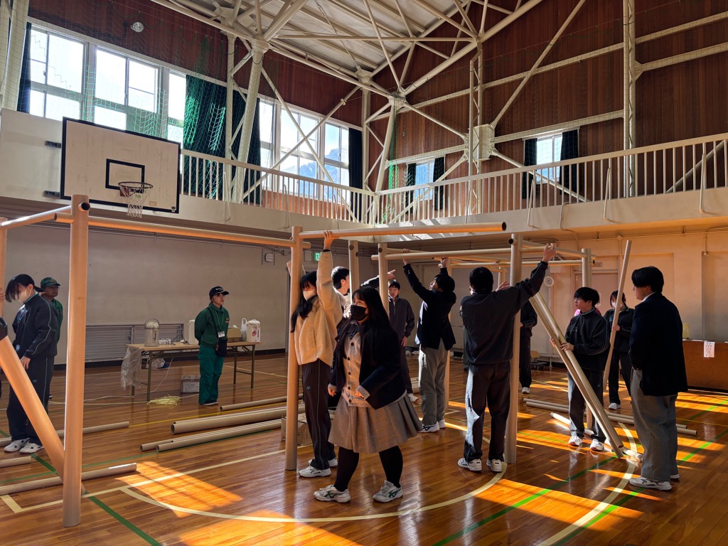 紙管パーテーションを組み立てている様子