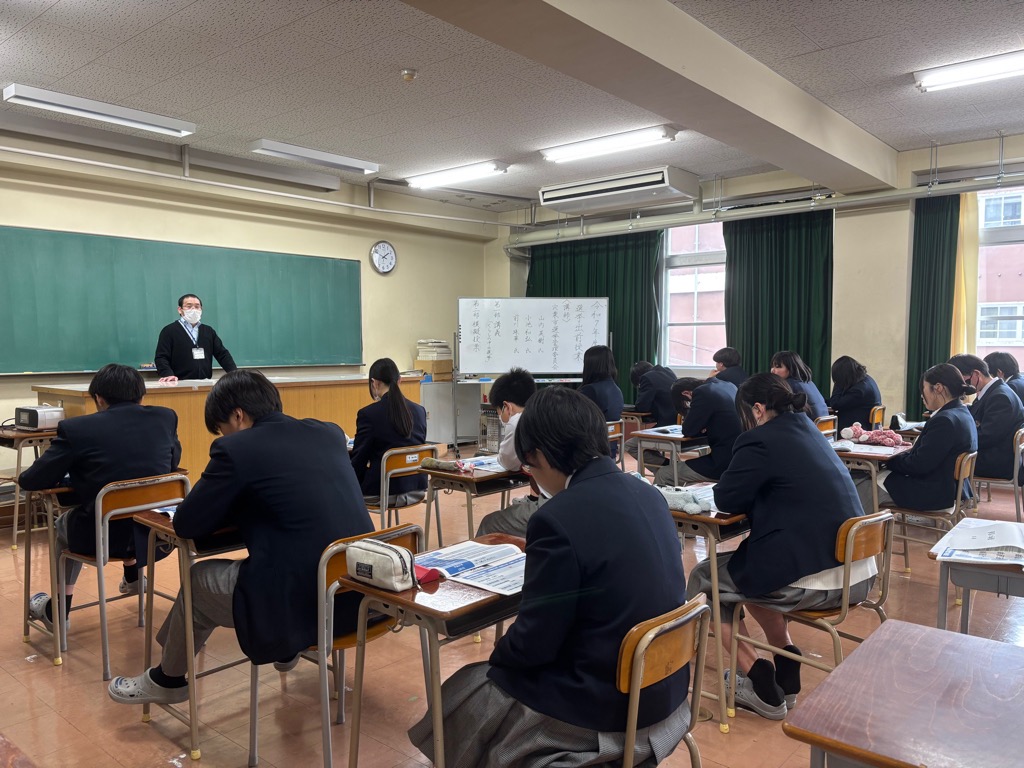 生徒が選挙に関する授業を受けている様子