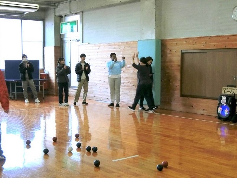 ボッチャの点数が出て参加者たちが喜んでいる様子