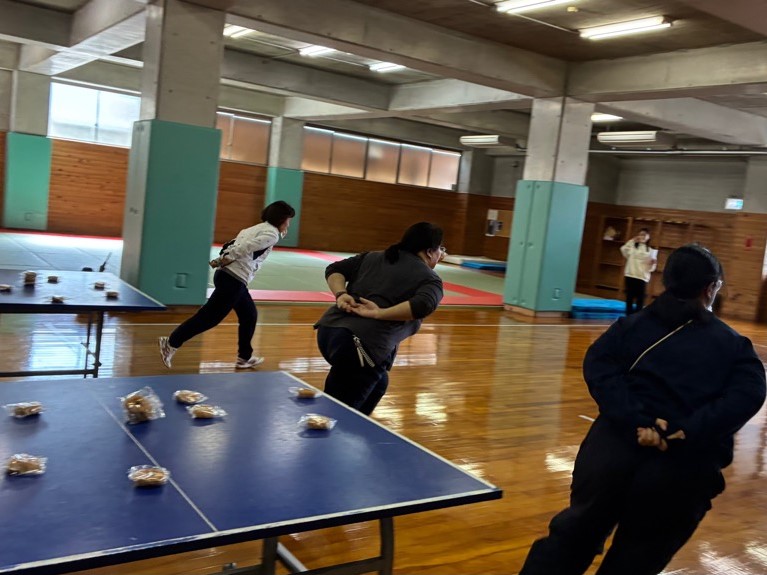 パン食い競争の様子