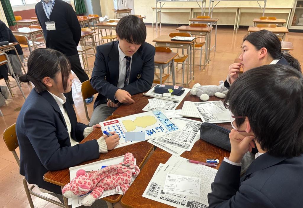 選挙ポスターをかいている生徒