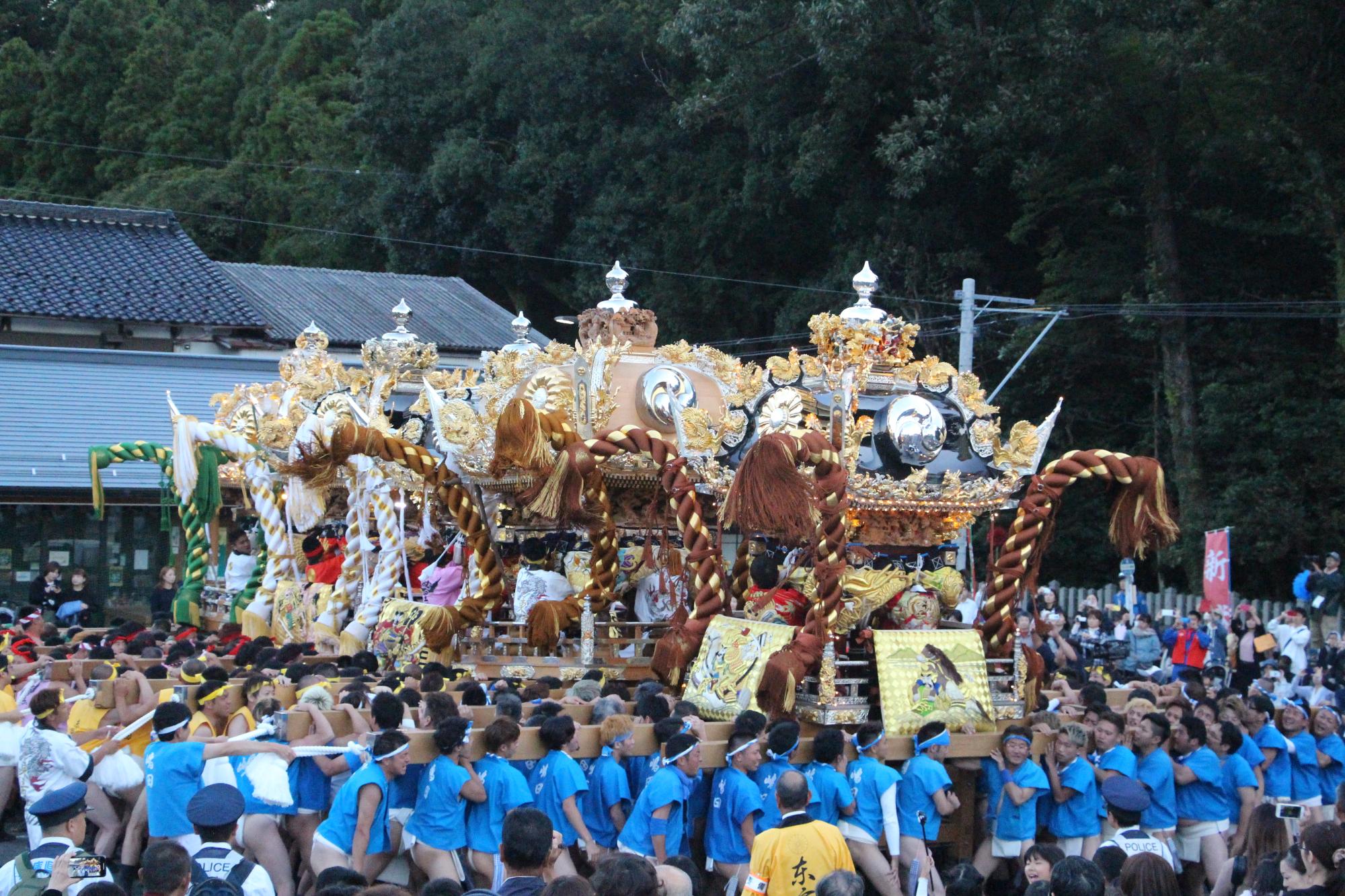 令和元年伊和神社秋季大祭で5つの屋台が練り合わせている写真
