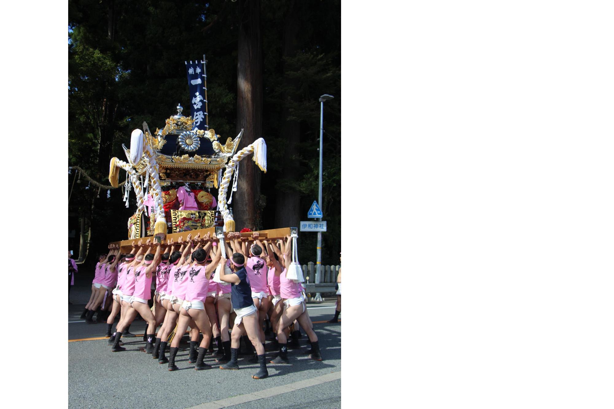 令和元年伊和神社秋季大祭で安黒が屋台を持ち上げている写真