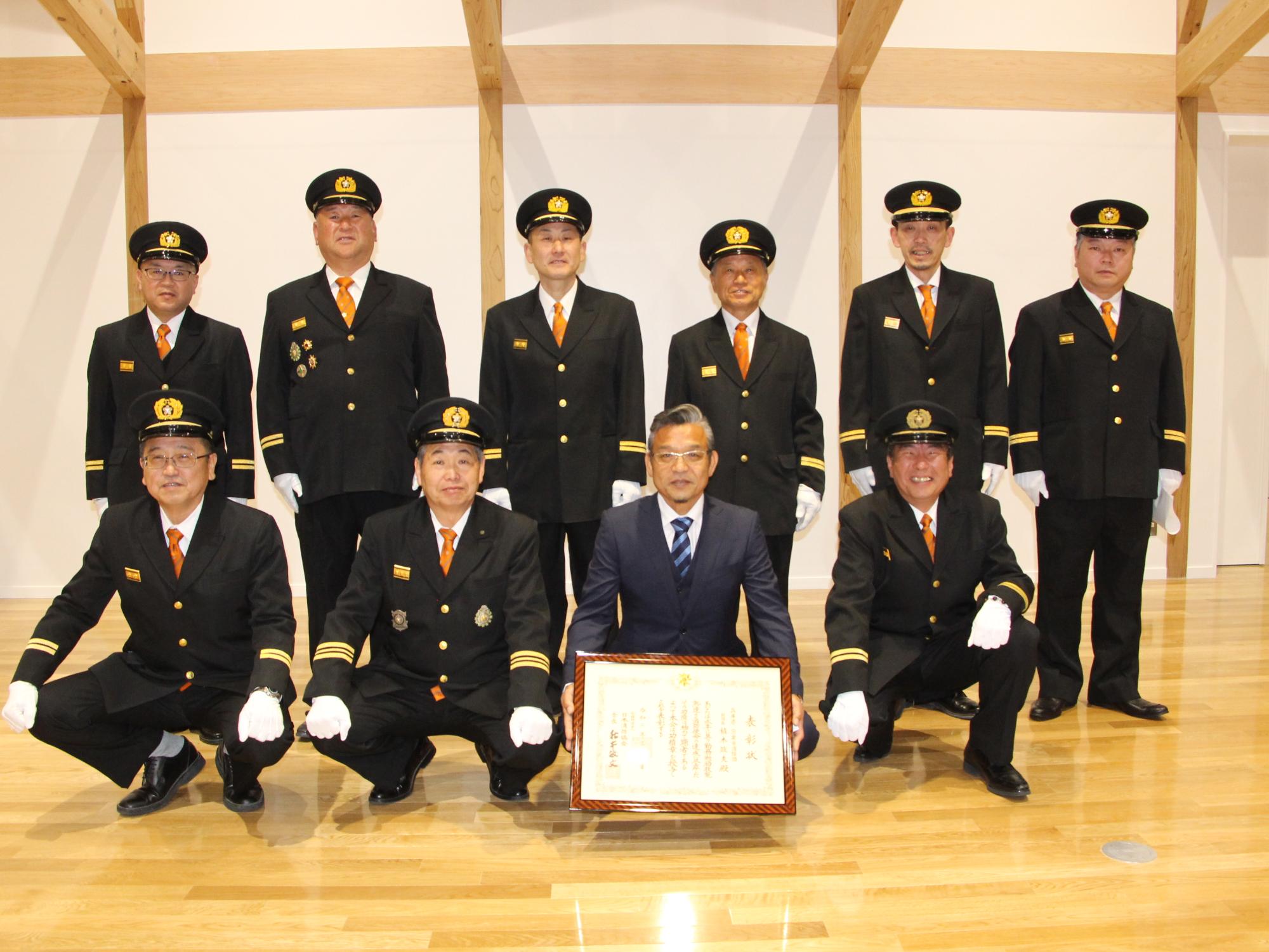 宍粟市消防団の幹部が二列に並び集合している写真