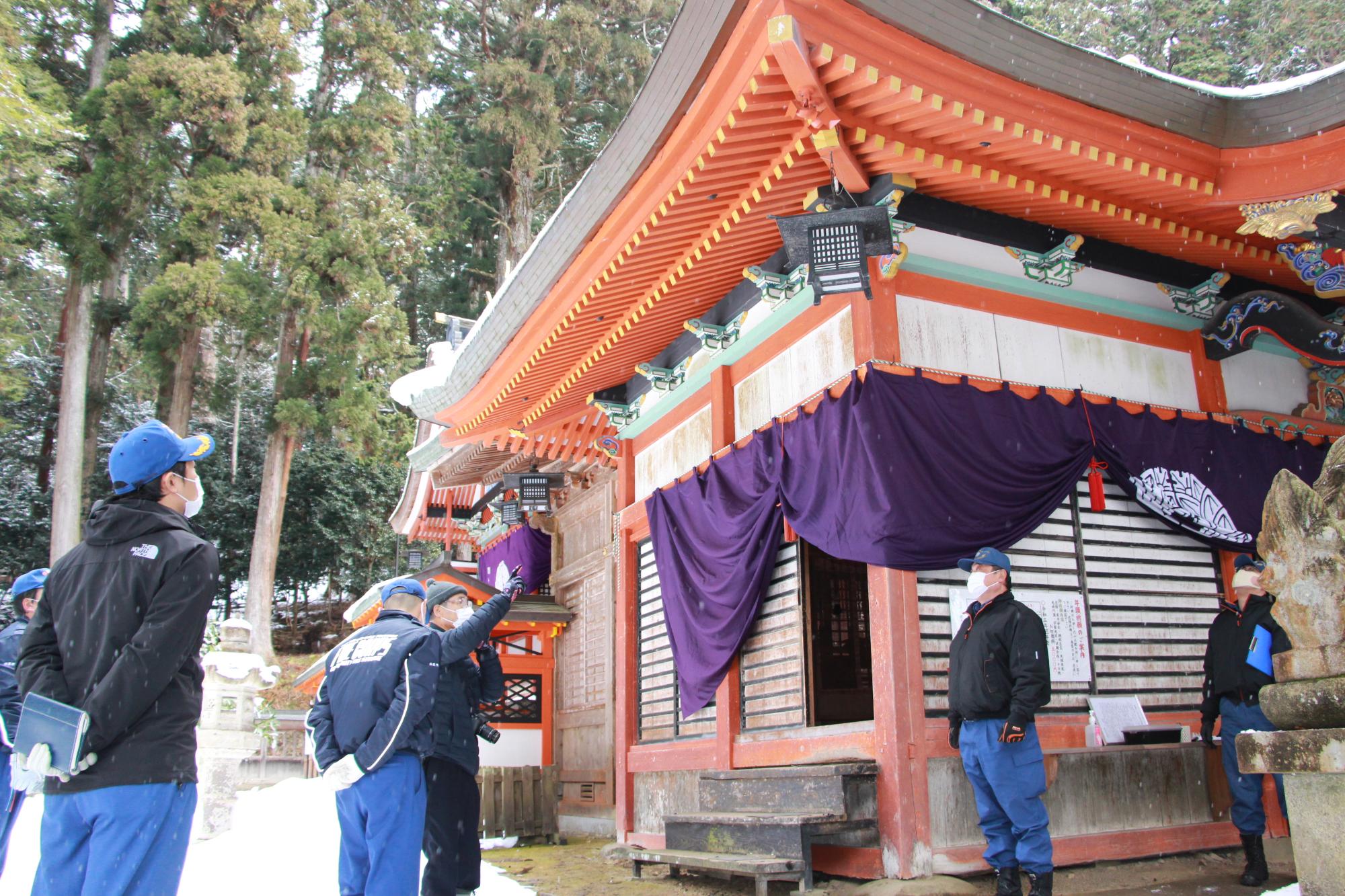 御形神社の防火設備を説明する宮司とそれを確認する宍粟消防署員