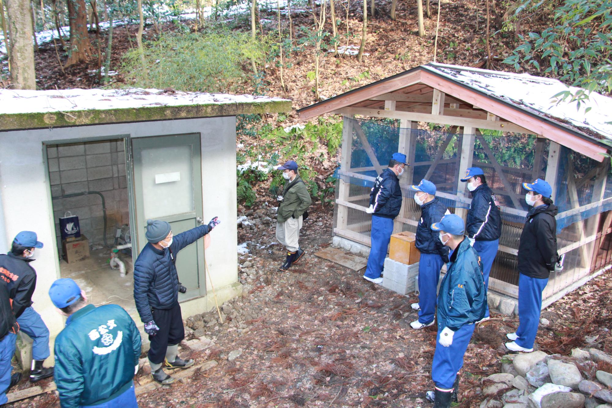 御形神社防火施設の水源を確認する宍粟消防署員らと宍粟市消防団員ら