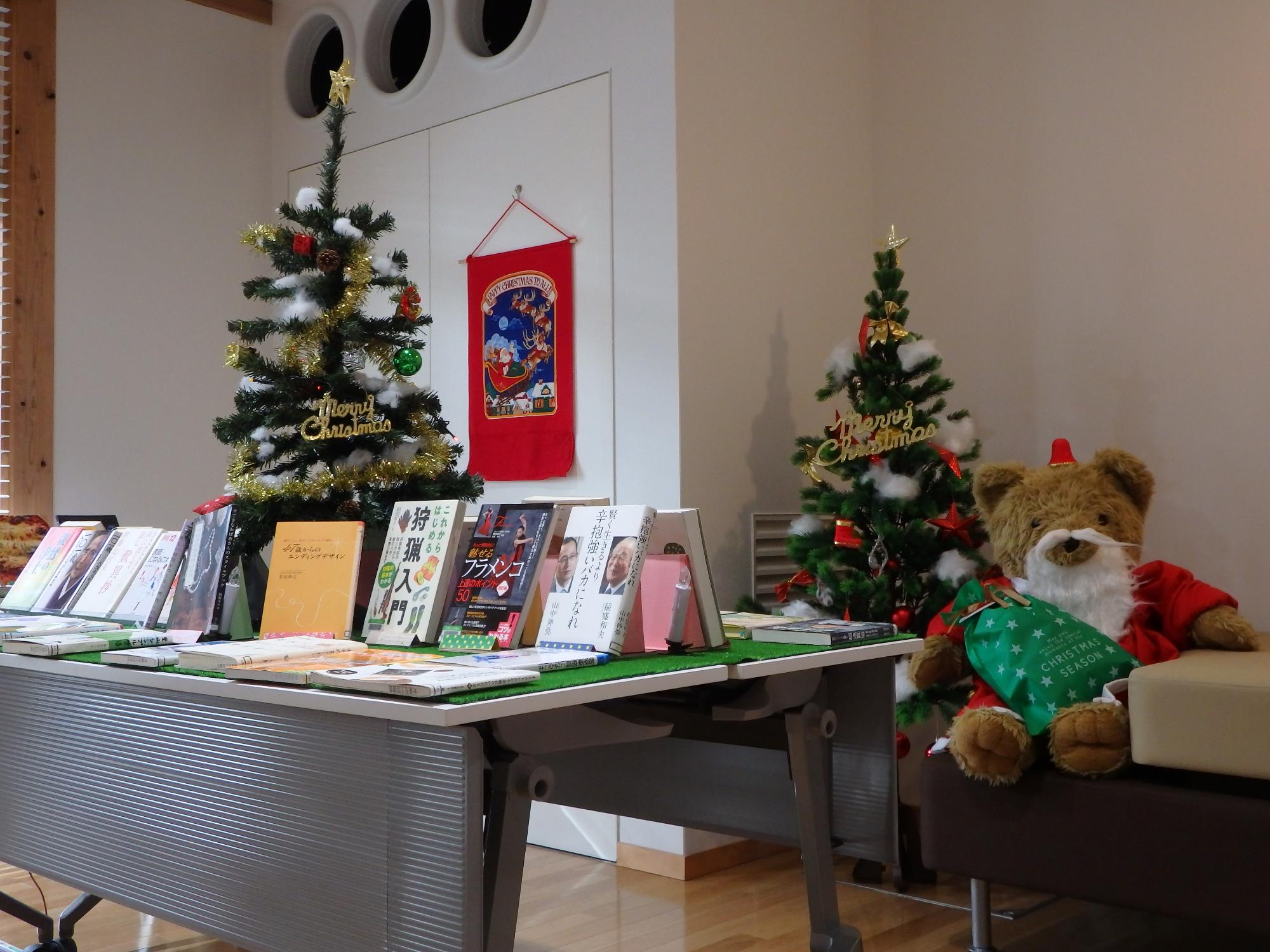 クリスマスの飾り付けがされている図書室の写真