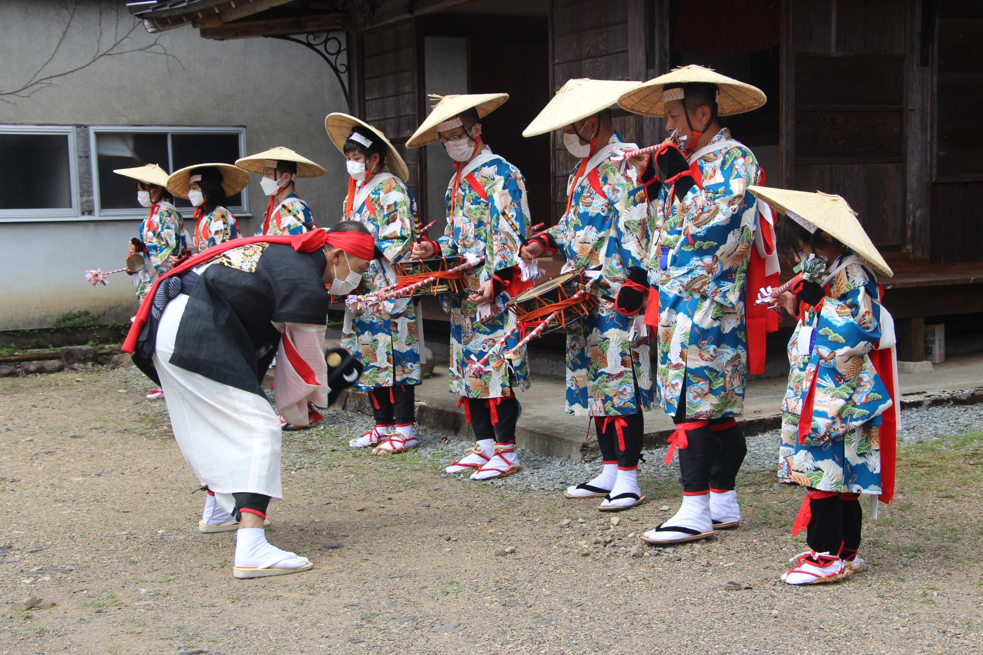 華やかな衣装に身を包んだチャンチャコ踊りを奉納する地元住民の写真