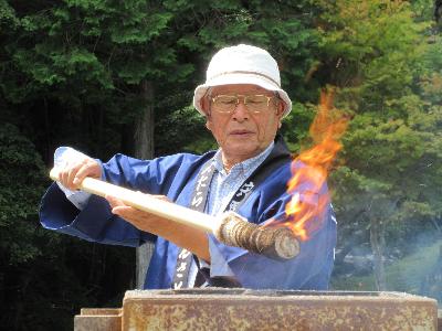 「宍粟鉄を保存する会」の方が事前にたたら製鉄の炎から火を採っている様子