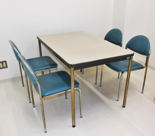 テーブルに椅子が2脚ずつ向かい合わせに並べられたいちのぴあ2階会議室3内部の写真