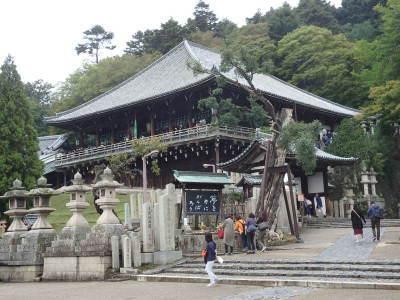 大きな歴史ある建造物の寺の写真