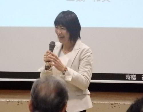 ココトレ・トレーナーの三鍋和美さんがマイクを手に笑顔で講演をしている写真