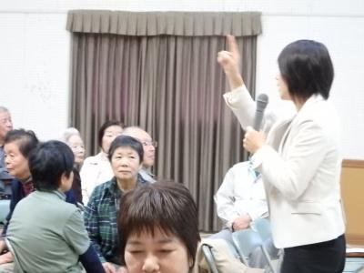 ココトレ・トレーナーの三鍋和美さんが右手の人差指で天井を指し公演している様子の写真