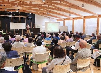 記念講演を受けている学園生の様子