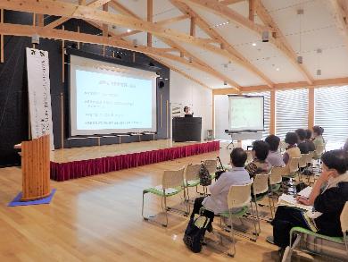 壇上で講演する前田さんと聴講する学園生の様子