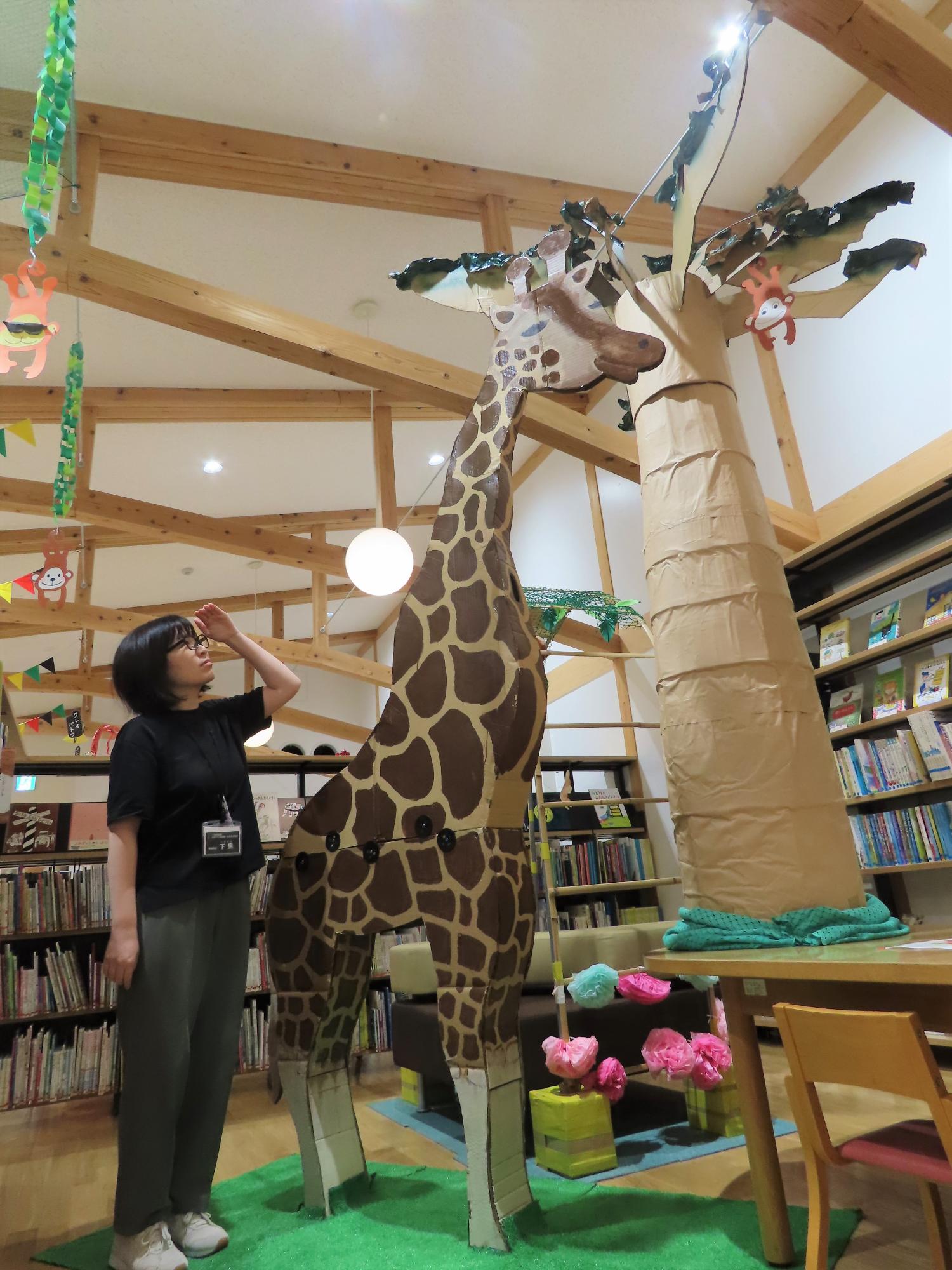 大きなキリンとバオバブの木