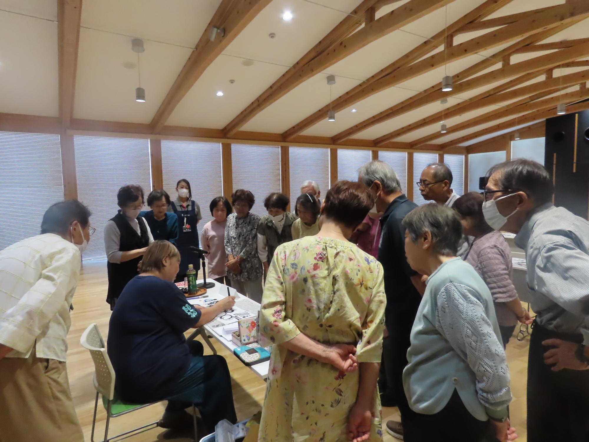 講師の手元を見る学園生